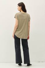 Load image into Gallery viewer, BACK RAW EDGE DETAILED V-NECK LINEN TEE : Guava Punch
