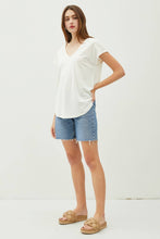 Load image into Gallery viewer, BACK RAW EDGE DETAILED V-NECK LINEN TEE: Khaki
