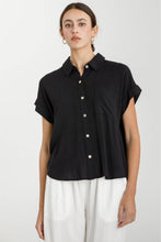 Load image into Gallery viewer, SOLID SHORT SLEEVE BUTTON DOWN SHIRT : Black

