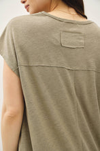 Load image into Gallery viewer, BACK RAW EDGE DETAILED V-NECK LINEN TEE : Guava Punch

