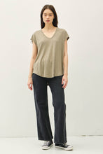 Load image into Gallery viewer, BACK RAW EDGE DETAILED V-NECK LINEN TEE : Guava Punch
