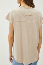 Load image into Gallery viewer, BACK RAW EDGE DETAILED V-NECK LINEN TEE: Khaki
