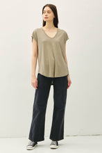 Load image into Gallery viewer, BACK RAW EDGE DETAILED V-NECK LINEN TEE: Khaki
