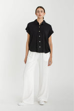 Load image into Gallery viewer, SOLID SHORT SLEEVE BUTTON DOWN SHIRT : Black
