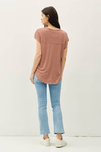 Load image into Gallery viewer, BACK RAW EDGE DETAILED V-NECK LINEN TEE : Guava Punch
