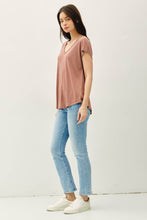 Load image into Gallery viewer, BACK RAW EDGE DETAILED V-NECK LINEN TEE : Guava Punch
