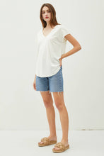 Load image into Gallery viewer, BACK RAW EDGE DETAILED V-NECK LINEN TEE : Guava Punch
