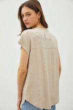 Load image into Gallery viewer, BACK RAW EDGE DETAILED V-NECK LINEN TEE : Guava Punch
