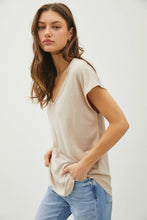 Load image into Gallery viewer, BACK RAW EDGE DETAILED V-NECK LINEN TEE : Guava Punch
