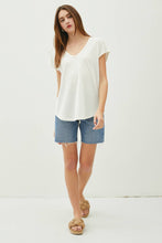 Load image into Gallery viewer, BACK RAW EDGE DETAILED V-NECK LINEN TEE : Guava Punch
