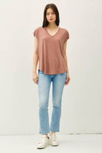 Load image into Gallery viewer, BACK RAW EDGE DETAILED V-NECK LINEN TEE: Khaki
