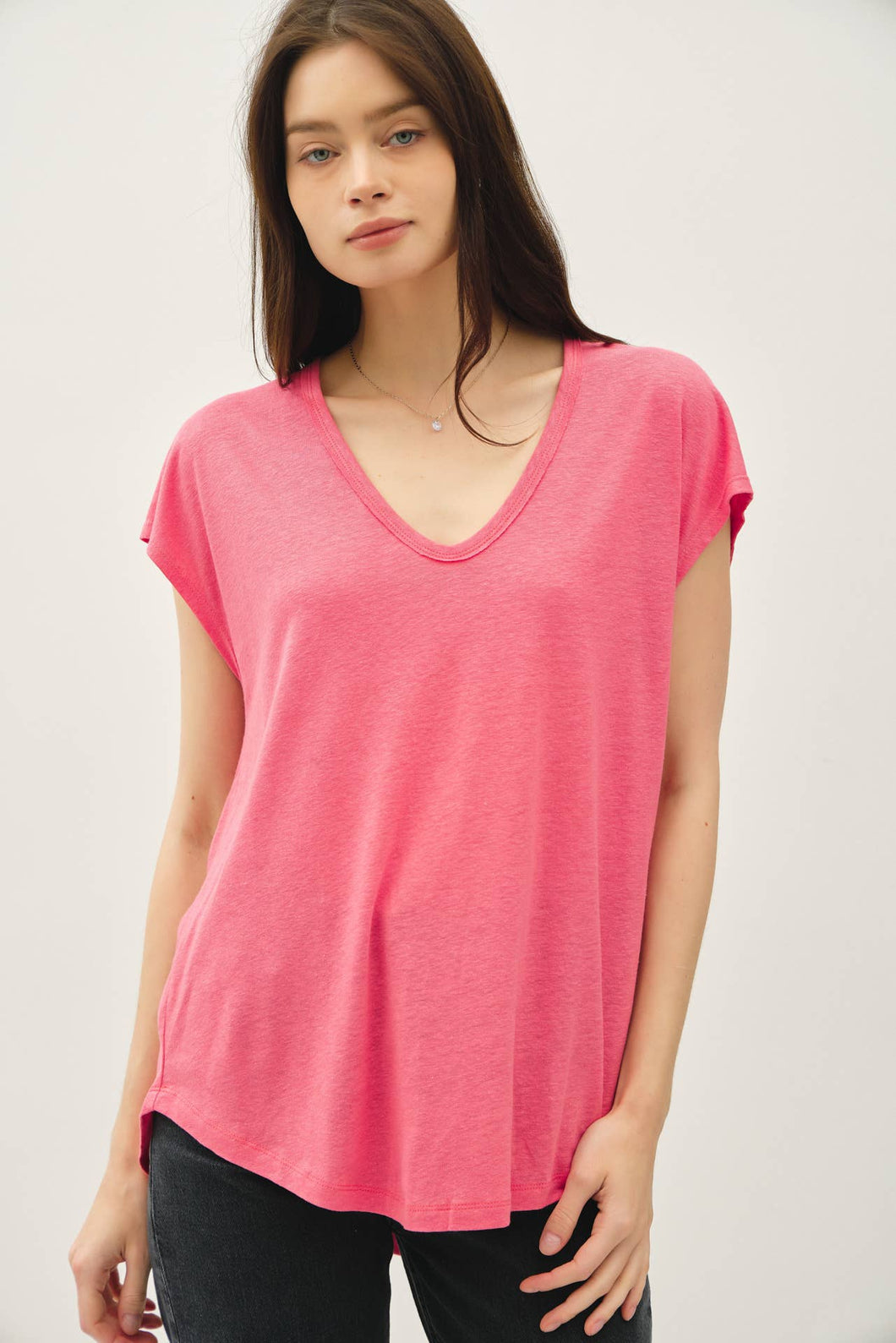 BACK RAW EDGE DETAILED V-NECK LINEN TEE : Guava Punch