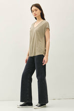 Load image into Gallery viewer, BACK RAW EDGE DETAILED V-NECK LINEN TEE: Khaki
