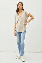 Load image into Gallery viewer, BACK RAW EDGE DETAILED V-NECK LINEN TEE : Guava Punch
