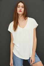 Load image into Gallery viewer, BACK RAW EDGE DETAILED V-NECK LINEN TEE : Guava Punch
